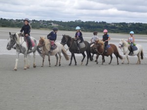 Randonnée à poney et jeux sur la plage de Quineville