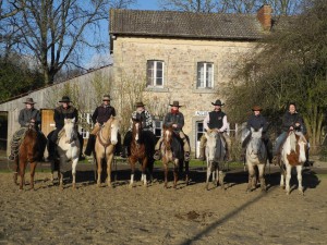 Franck Dominguez et ses stagiaires cowboys aux Ecuries de la Gare