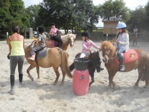 Des jeux à poney shetland aux Ecuries de la Gare en Normandie